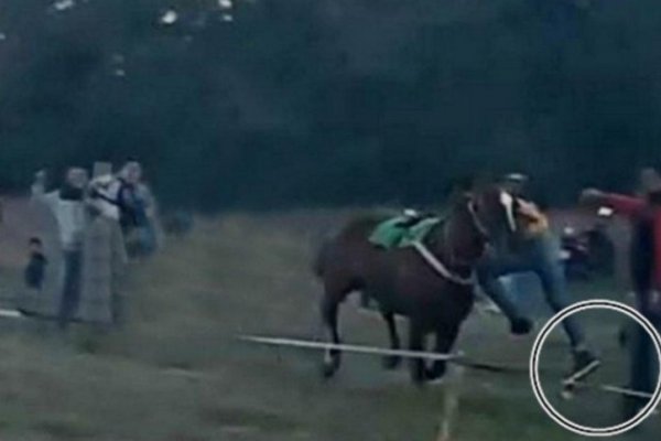 Amputaron la pierna a un jinete tras caer del caballo en plena carrera