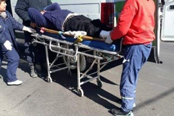 Un hombre cayó sobre avenida Maipú y una moto le destrozó la pierna