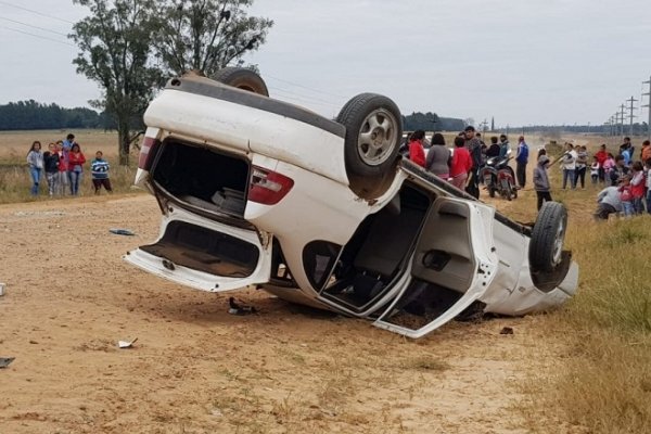Un muerto y dos menores heridos tras el vuelco de un auto en Monte Caseros