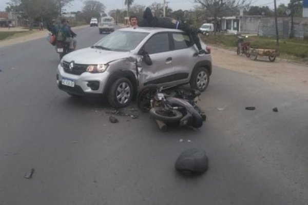 Motociclista acaba en el techo de un auto