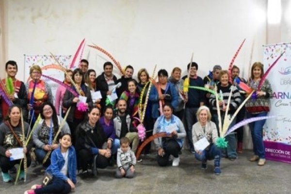 Se llevó a cabo el taller de confección de plumas artesanales, organizado por la Dirección de Carnaval