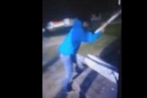 Impactante video: Inadaptado rompió a palazos los bancos de una plaza en Goya