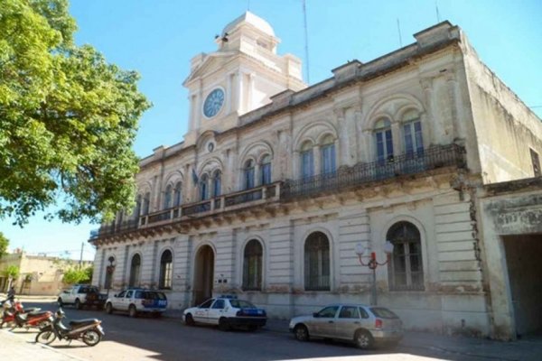 En un hotel entrerriano, encontraron un funcionario correntino junto a una joven de 22 años y una menor de 17