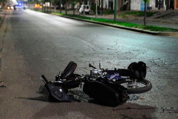 Automóvil chocó a un motociclista y se dió a la fuga