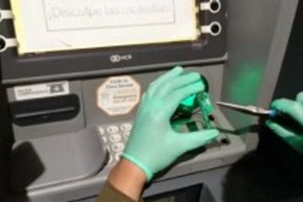 Intentaron colocar una sobreboquilla para clonar tarjetas en un cajero céntrico