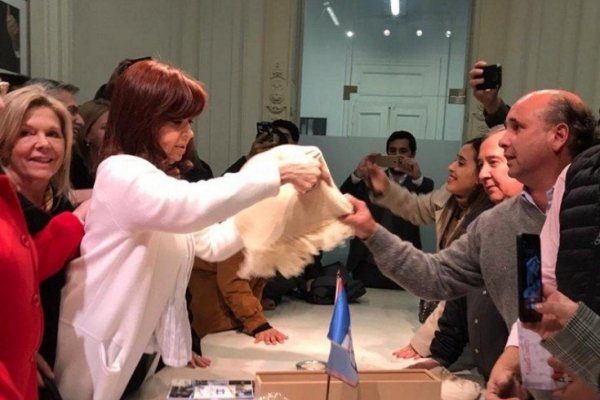 Caram le obsequió a Cristina Fernández un poncho diseñado por artesana mercedeña