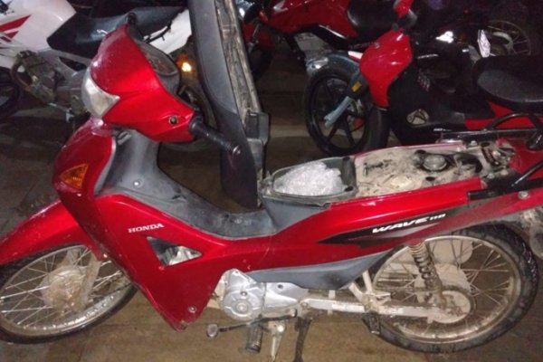 La Policía recuperó una moto robada: Dos demorados