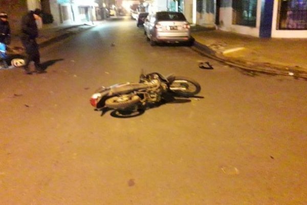 Una mujer fue atropellada por un automóvil, el conductor huyó