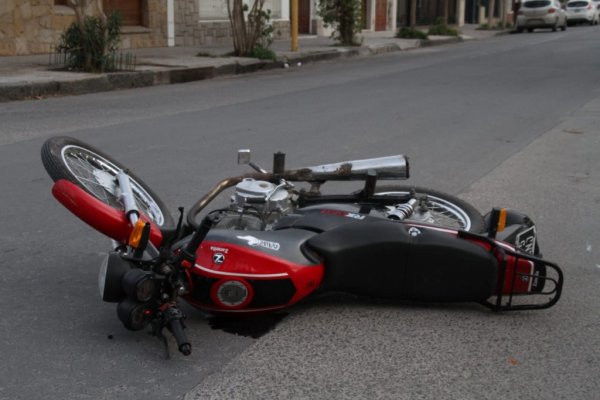 Motociclista chocó contra la puerta de un auto