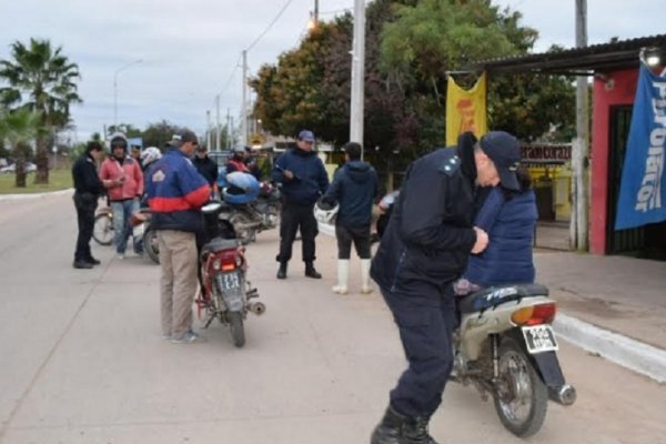 Fuerte despliegue: Demoran a 60 personas y secuestran 58 motos