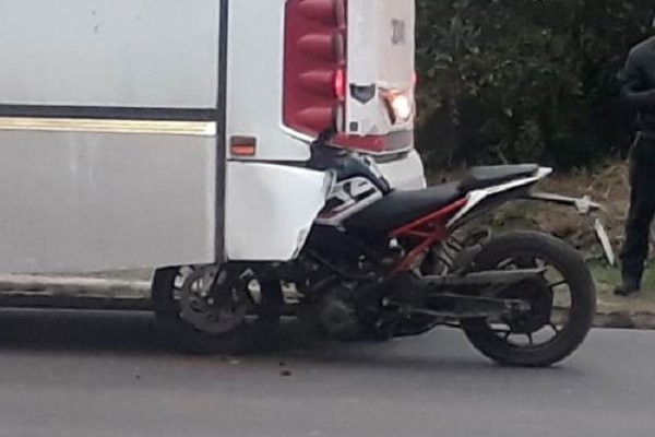 Se incrustó contra un colectivo