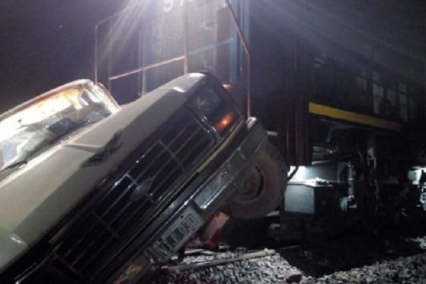 Chaco: Tren de cargas chocó contra una camioneta