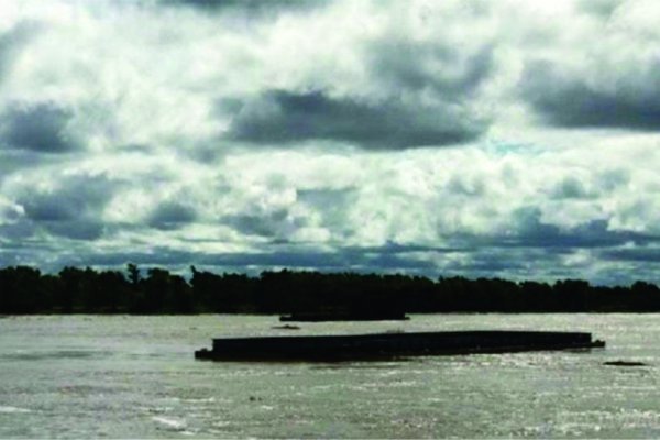 Peligro en el Paraná por el desprendimiento de barcazas de un convoy