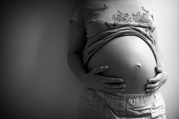 Autorizan la adopción de un bebé antes de nacer