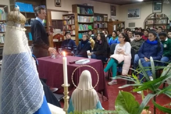 Promoviendo la cultura vocacional el obispo Canecin recorre Escuelas en Mercedes