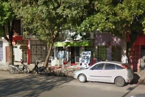 Motochorro armado robó la recaudación de un local comercial