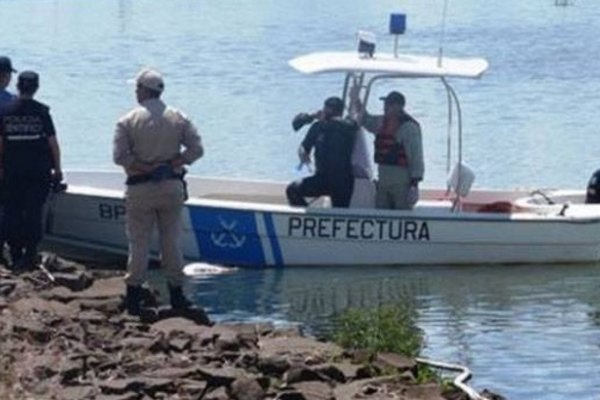 Un joven se ahogó y otro logró salvar su vida tras dar vuelta una piragua cerca de Ituzaingó