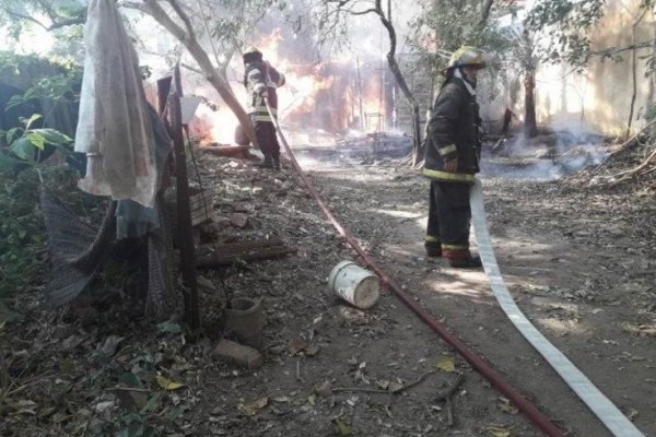 Desperfecto en una ducha originó incendio en una precaria vivienda