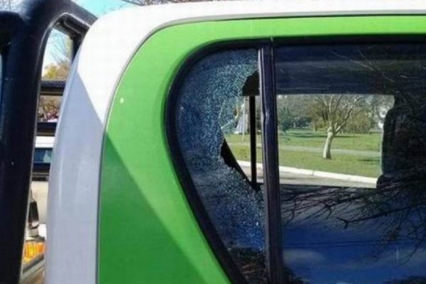 Policías quisieron detener una gresca y fueron apedreados