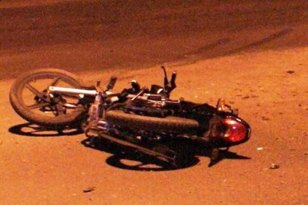 Esquina: motociclista accidentado tras colisionar con un automóvil