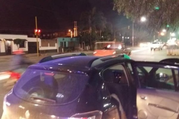 Violento ataque de motochorros a una periodista y escritora al detenerse en un semáforo
