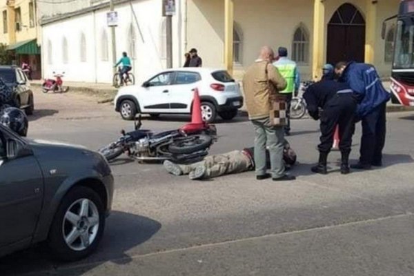 Motociclista colisionó contra un automóvil, se encuentra grave