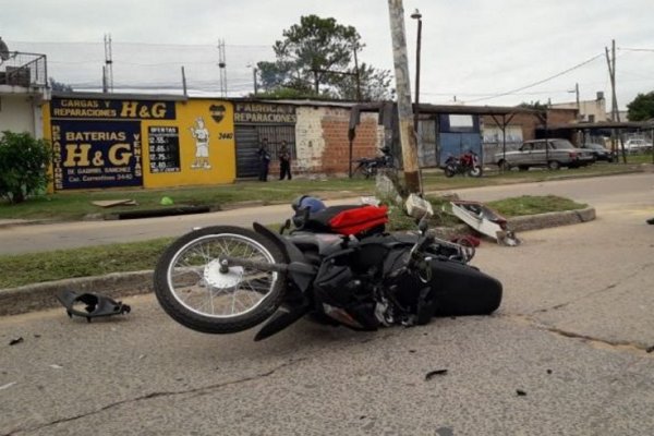 Joven motociclista falleció al chocar contra una columna de cemento