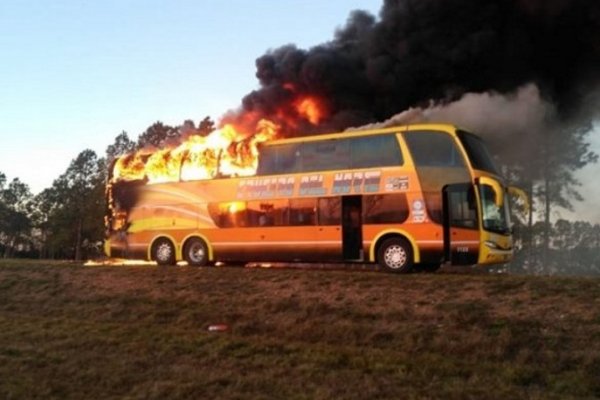Corrientes: Desperfecto eléctrico causó voraz incendio en un colectivo