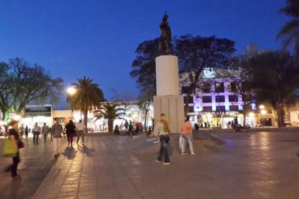 Violenta pelea entre una pareja en plaza Cabral: Una mujer terminó apuñalada