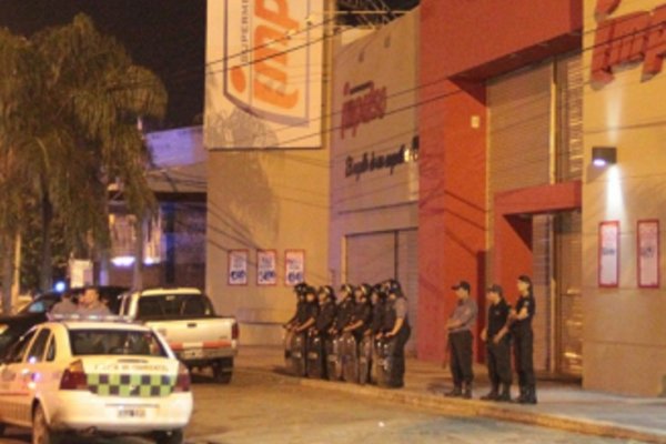 Por posibles saqueos, refuerzan la seguridad policial en supermercados locales