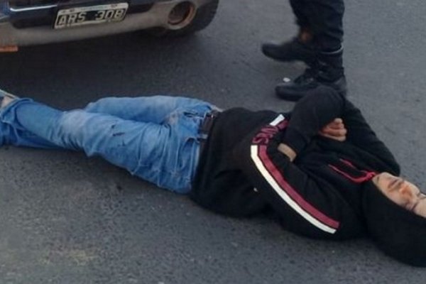 Apareció un joven tirado frente a su camioneta en el acceso a Santa Catalina