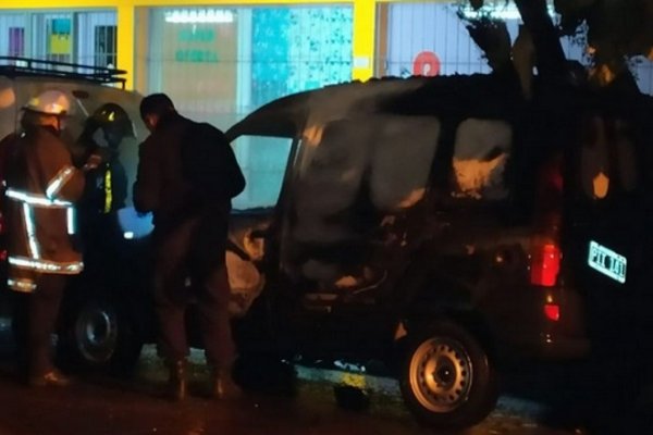 Investigan si el incendio de un vehículo estacionado en pleno centro fue un hecho intencional