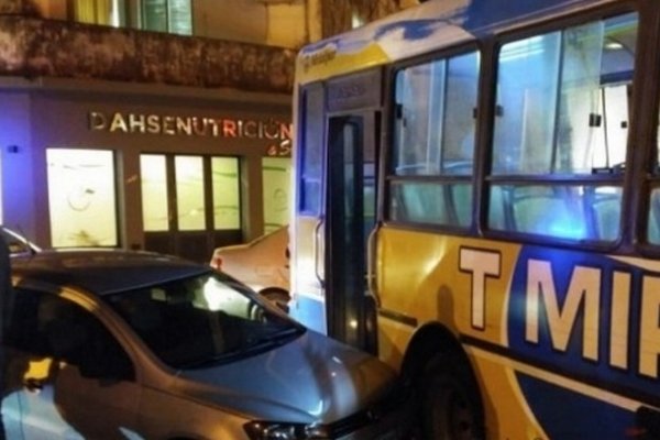 Un auto colisionó contra un colectivo en pleno centro