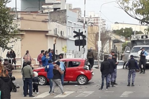 Una mujer arrolló con su auto a manifestantes en una protesta social