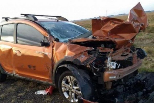 Brutal choque entre un auto y un camión