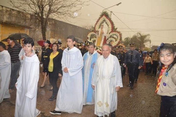 Bajo la lluvia, San Luis Rey de Francia peregrina por las calles