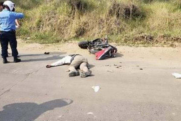 Un hombre conducía borracho y terminó hospitalizado luego de caerse de su moto