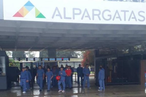 La fábrica Alpargatas aseguró resguardar puestos de trabajo
