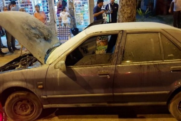 Vehículo ardió en llamas cuando circulaba por el barrio Mil Viviendas