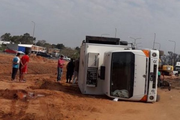 Camión volcó en medio de las obras de la autovía