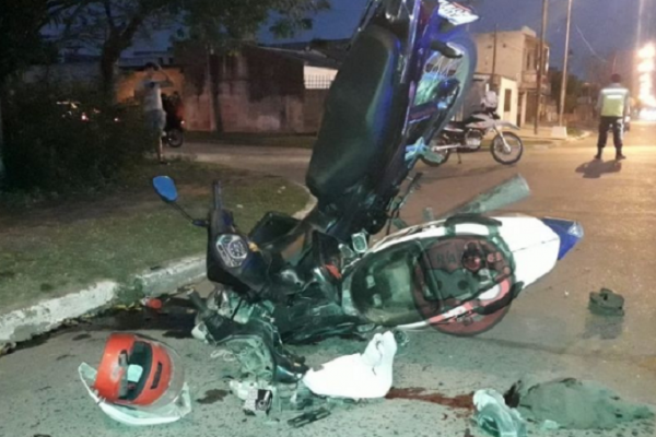 Impactante choque entre dos motos deja dos heridos graves