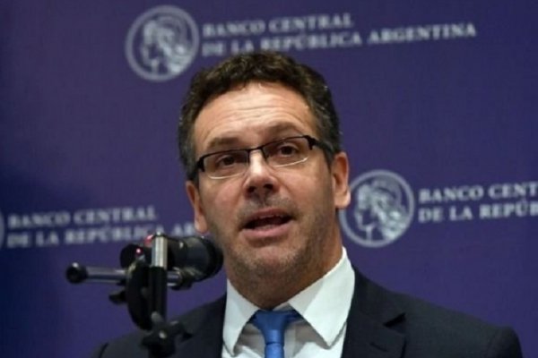 Crisis económica: El Banco Central salió con una dura medida para frenar la fuga de dólares