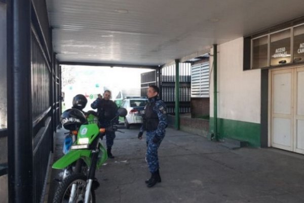 Familiar de un joven fallecido causó destrozos el Hospital Escuela