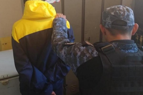 Tras breve persecución, detienen a joven con antecedentes policiales