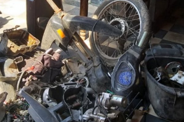 Allanaron un desarmadero en el barrio Pirayuí