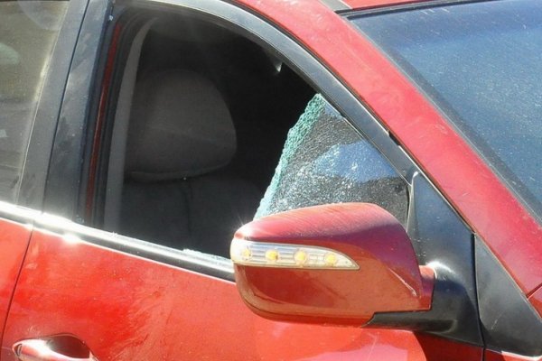 Robaron dinero tras romper el vidrio del auto de una anciana