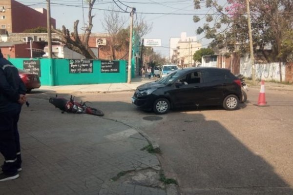 Corrientes: fuerte embestida de un automóvil a un motociclista