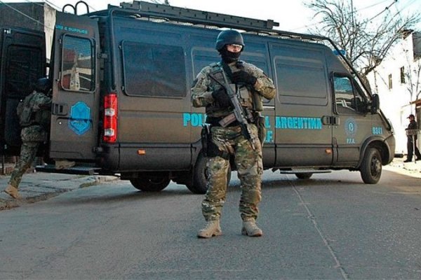 Un hombre lazó tiros al aire a modo desafiante a la Policía Federal