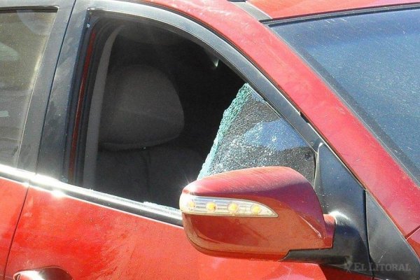 Le rompen el vidrio del auto a una mujer para robarle