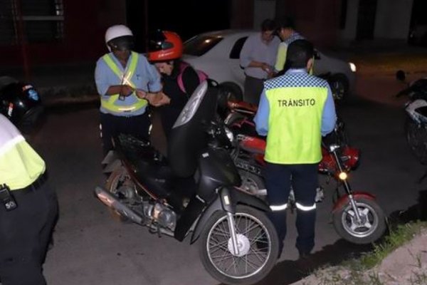 Un inspector de tránsito recibió una golpiza mientras trabajaba